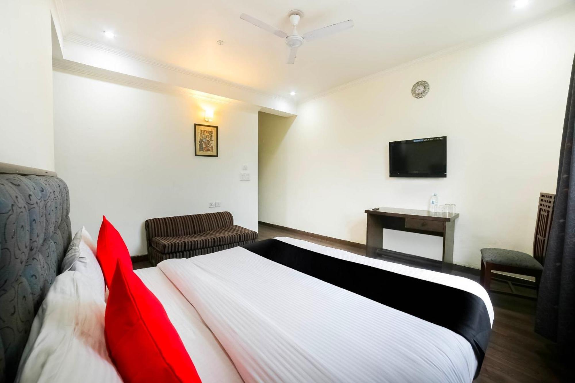 Hotel Collection O Satguru House à Gurgaon Extérieur photo